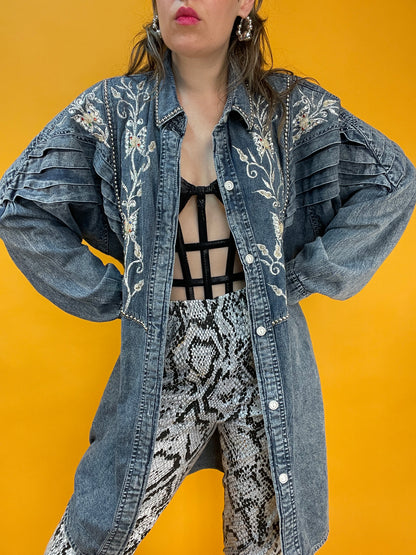 Lässige 80s Denim Longbluse mit silbernen Nieten und Bestickung