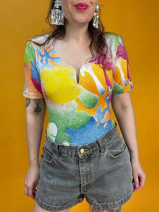 Süßer 90s Sommerbody von Michel Adam mit buntem Glitzerprint