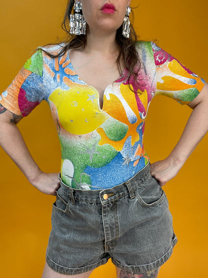 Süßer 90s Sommerbody von Michel Adam mit buntem Glitzerprint