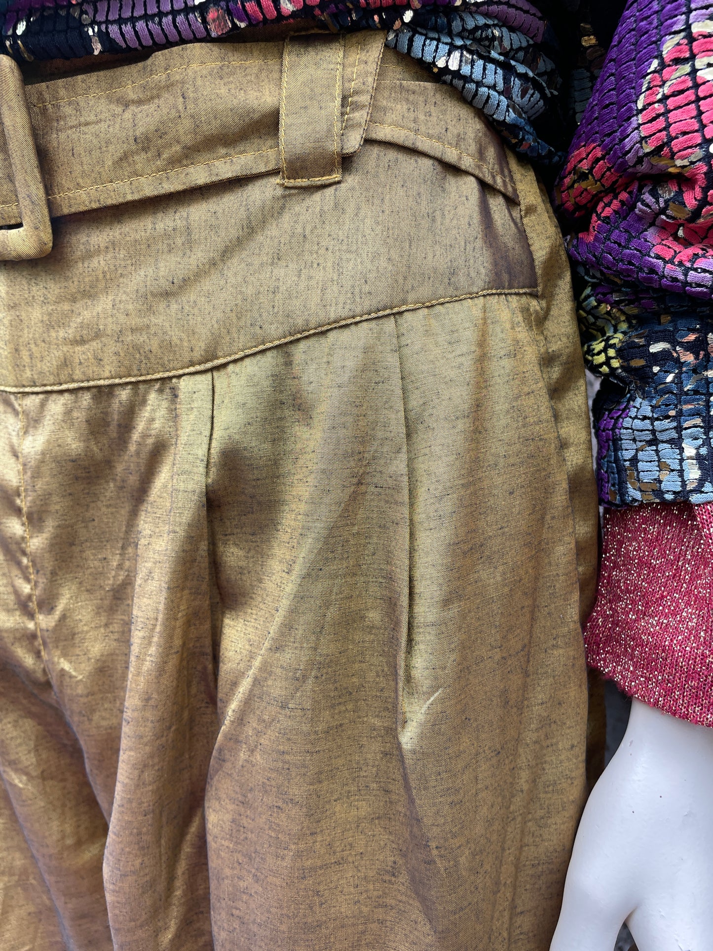 Gold schimmernde 80s Hose mit supercoolem Bund