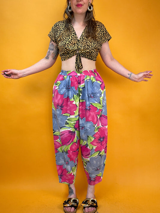 Lässige 80s/90s Sommerhose mit großformatigem Blumenprint