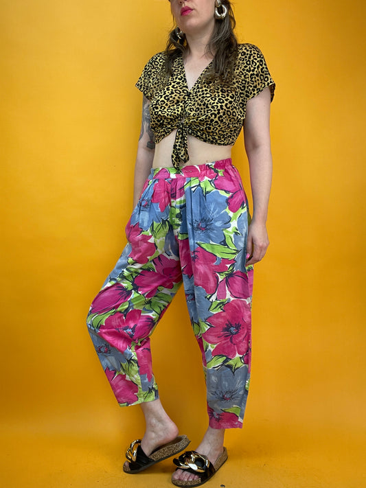 Lässige 80s/90s Sommerhose mit großformatigem Blumenprint
