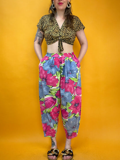 Lässige 80s/90s Sommerhose mit großformatigem Blumenprint