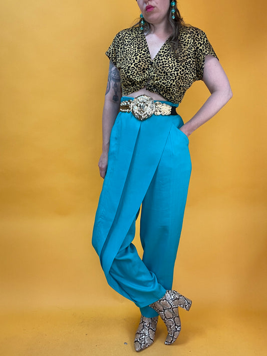 Extravagante Hose mit elegantem Faltenwurf