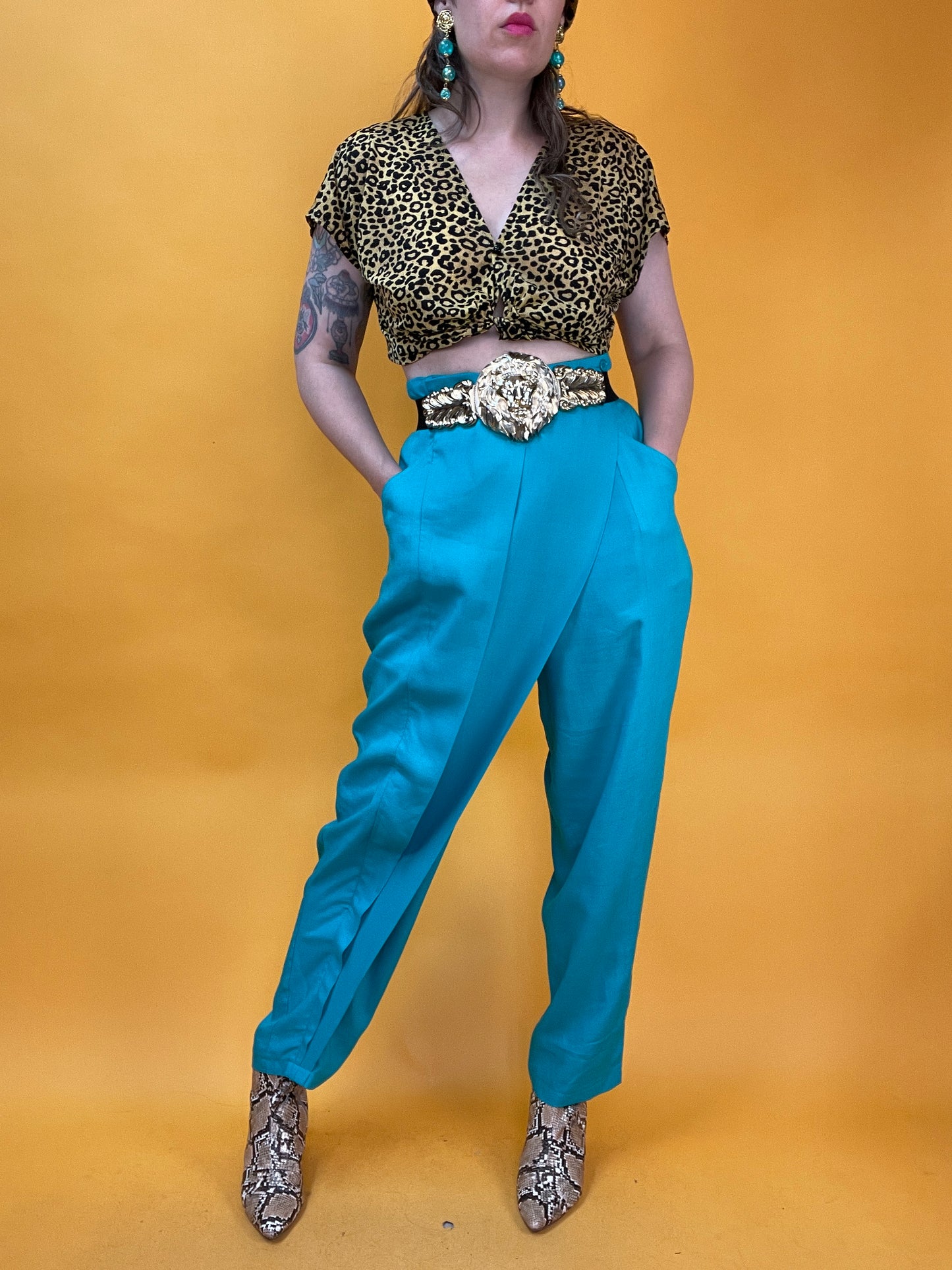 Extravagante Hose mit elegantem Faltenwurf