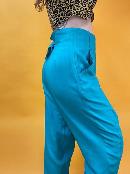 Extravagante Hose mit elegantem Faltenwurf