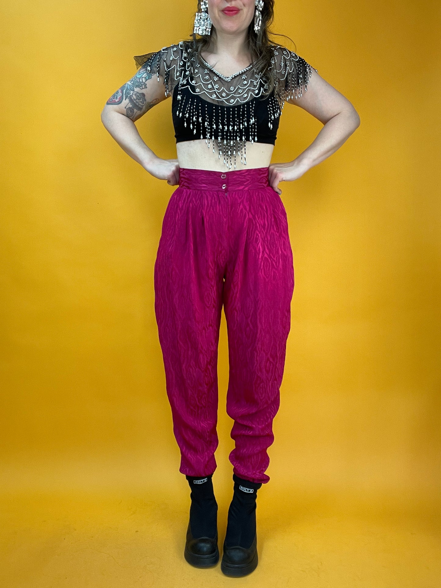 Knallpinke 80s Bundfaltenhose mit eingewebtem Satinschimmer