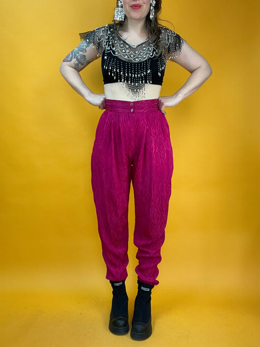 Knallpinke 80s Bundfaltenhose mit eingewebtem Satinschimmer
