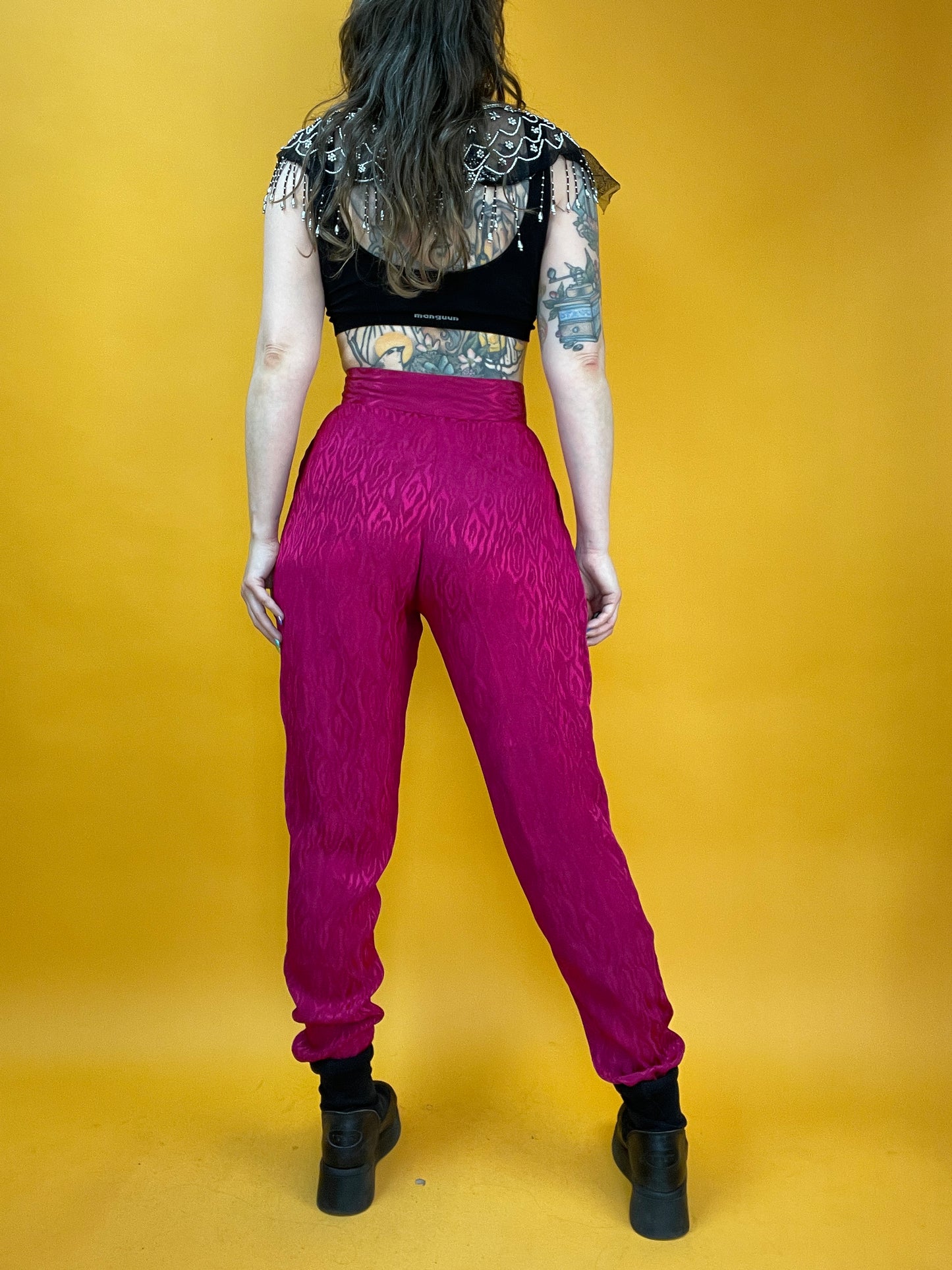 Knallpinke 80s Bundfaltenhose mit eingewebtem Satinschimmer