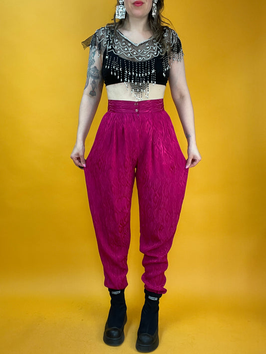 Knallpinke 80s Bundfaltenhose mit eingewebtem Satinschimmer