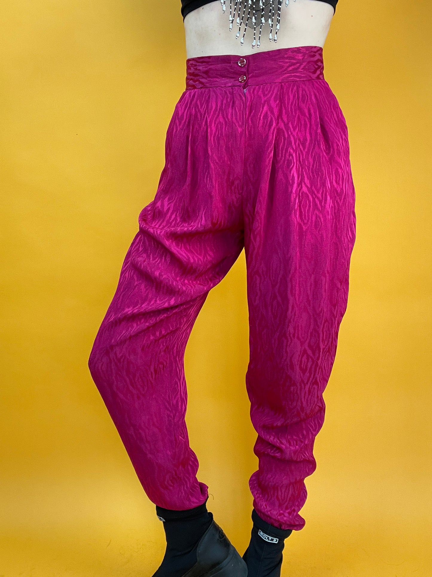 Knallpinke 80s Bundfaltenhose mit eingewebtem Satinschimmer