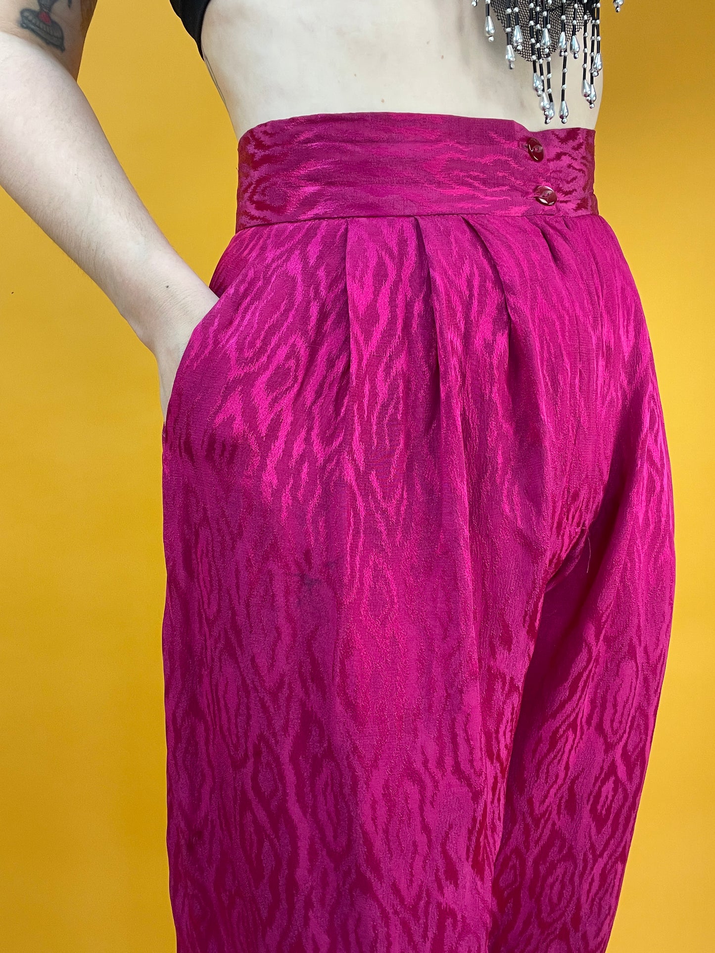 Knallpinke 80s Bundfaltenhose mit eingewebtem Satinschimmer