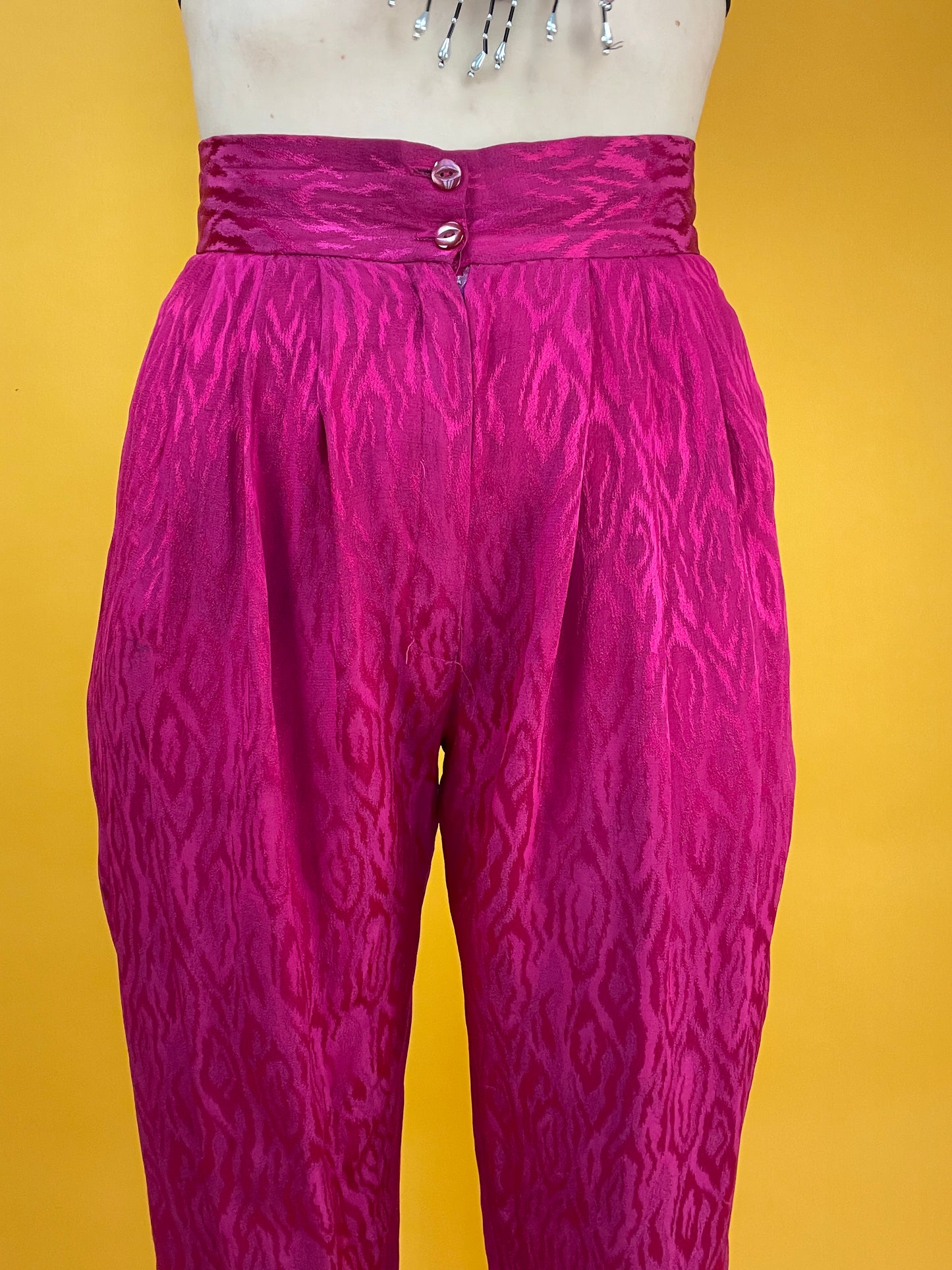 Knallpinke 80s Bundfaltenhose mit eingewebtem Satinschimmer