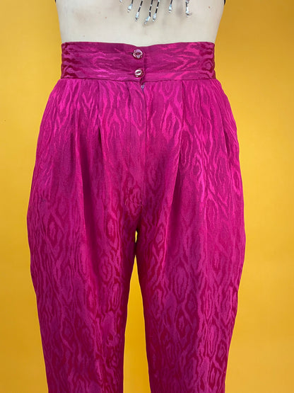 Knallpinke 80s Bundfaltenhose mit eingewebtem Satinschimmer