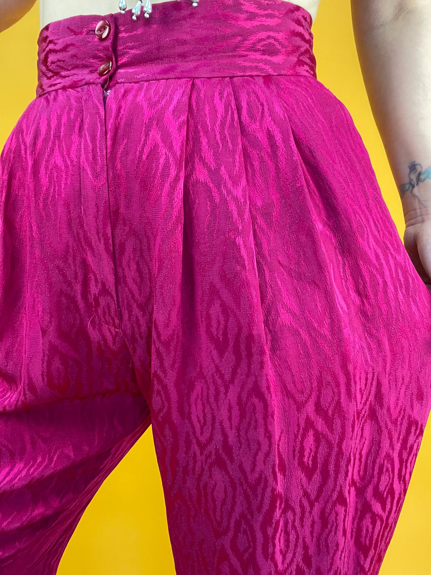 Knallpinke 80s Bundfaltenhose mit eingewebtem Satinschimmer
