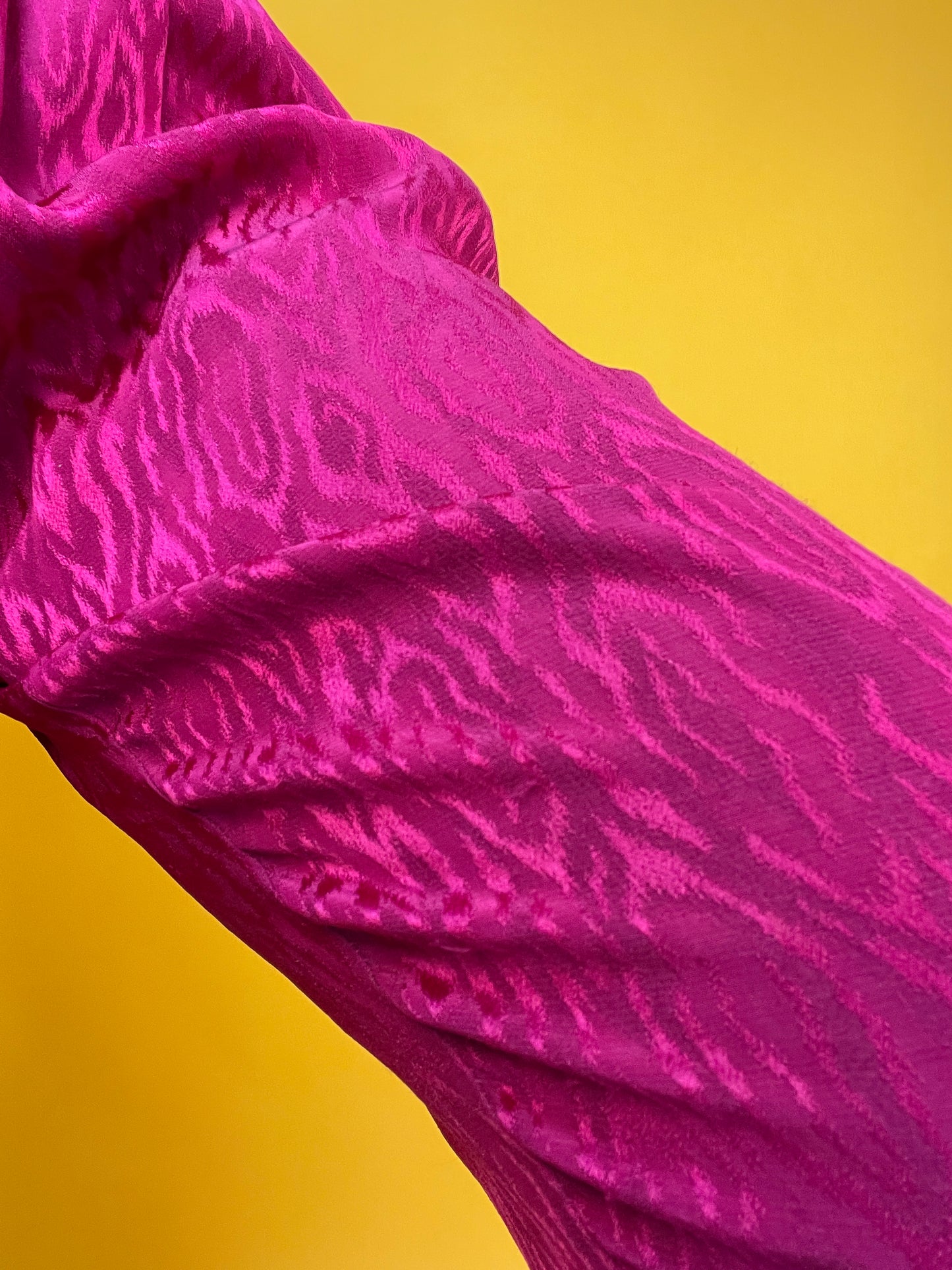 Knallpinke 80s Bundfaltenhose mit eingewebtem Satinschimmer