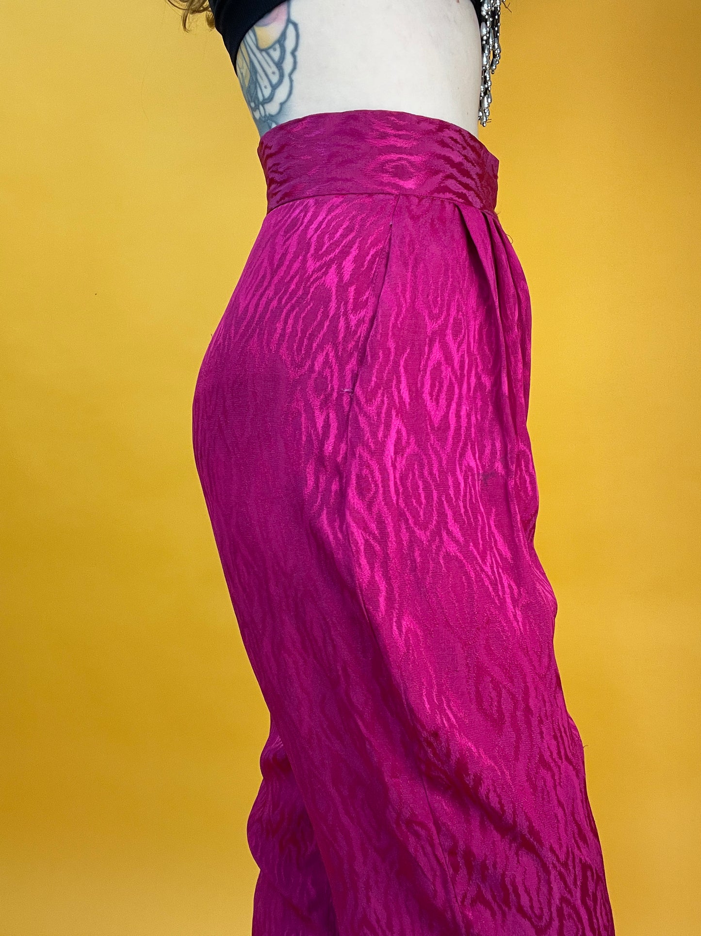 Knallpinke 80s Bundfaltenhose mit eingewebtem Satinschimmer