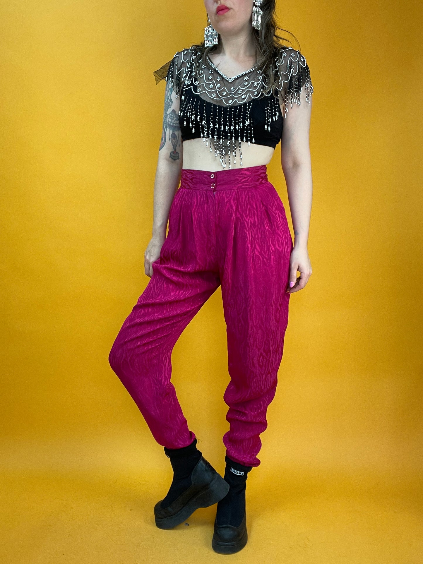 Knallpinke 80s Bundfaltenhose mit eingewebtem Satinschimmer