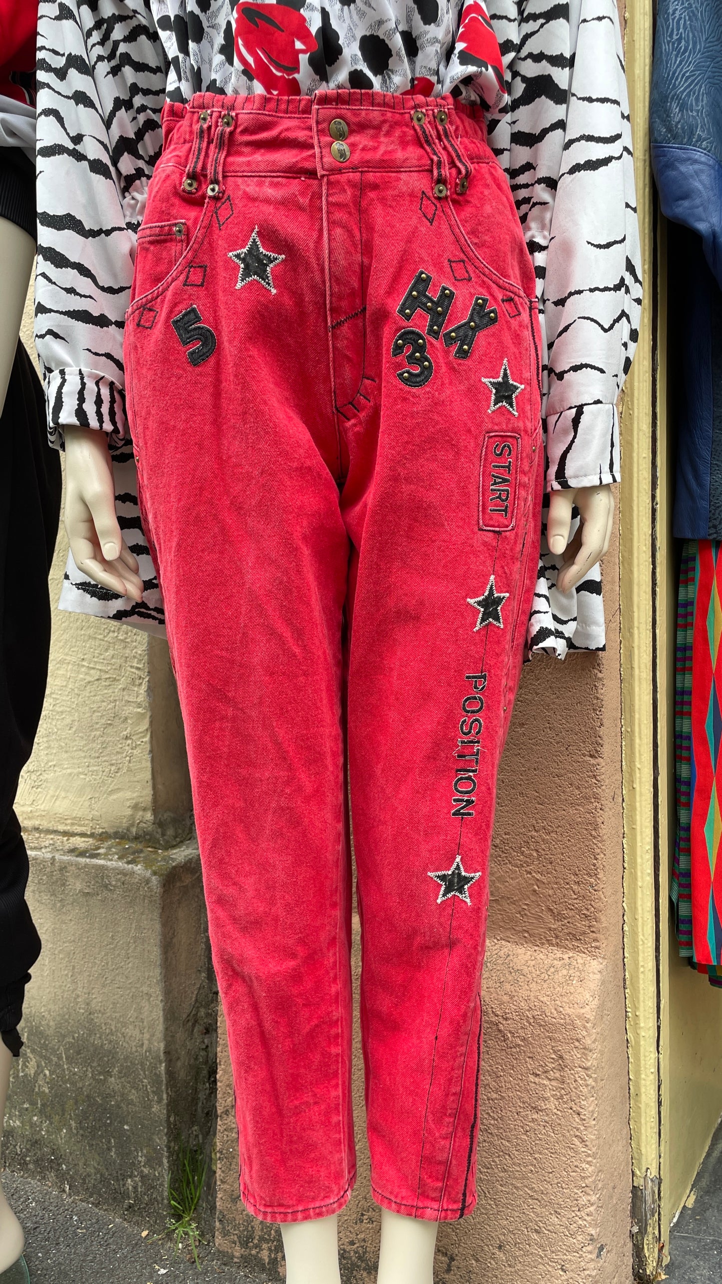 Fesche 80s/90s Denimpants mit funky Applikationen und Nieten