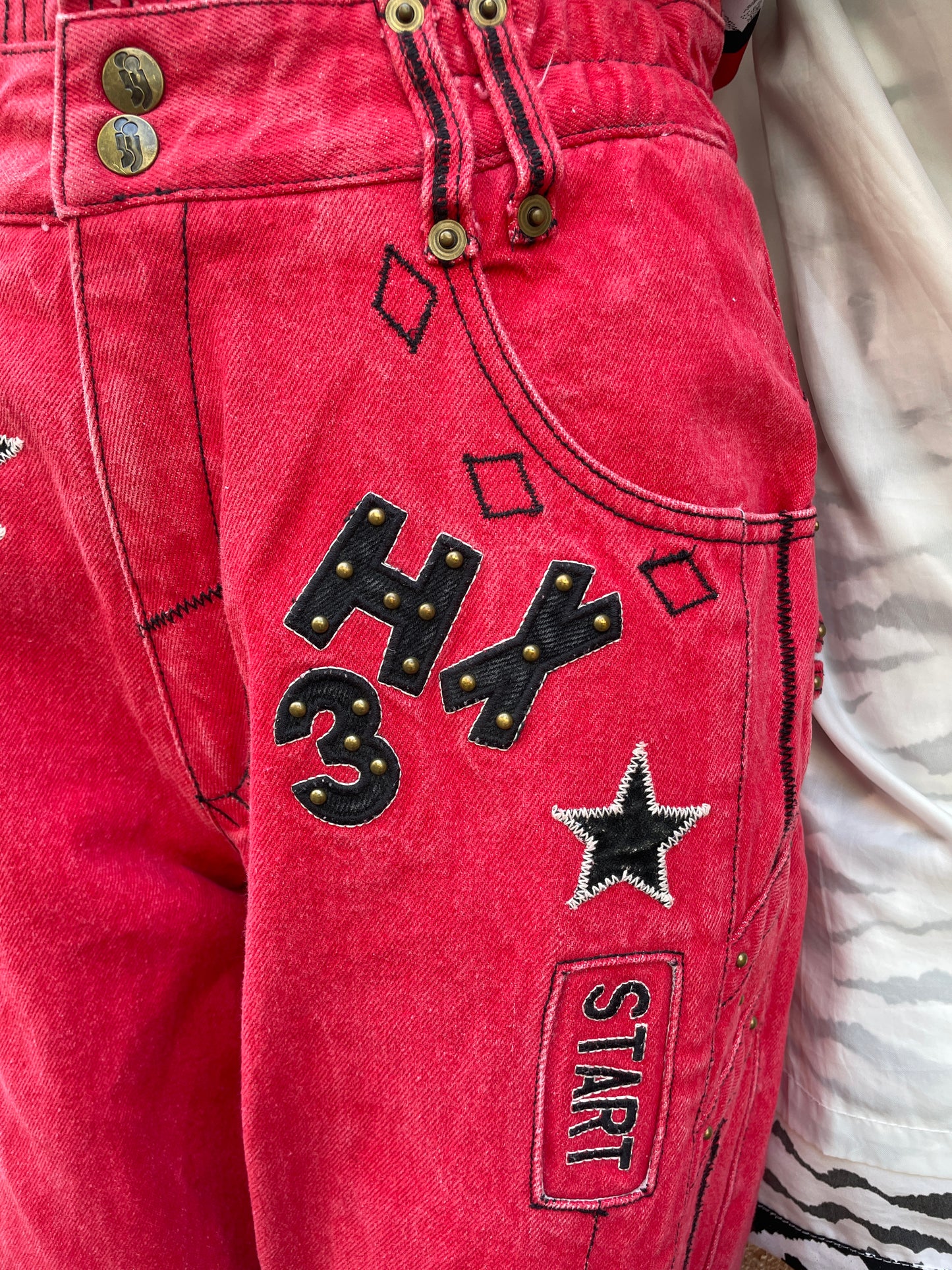 Fesche 80s/90s Denimpants mit funky Applikationen und Nieten