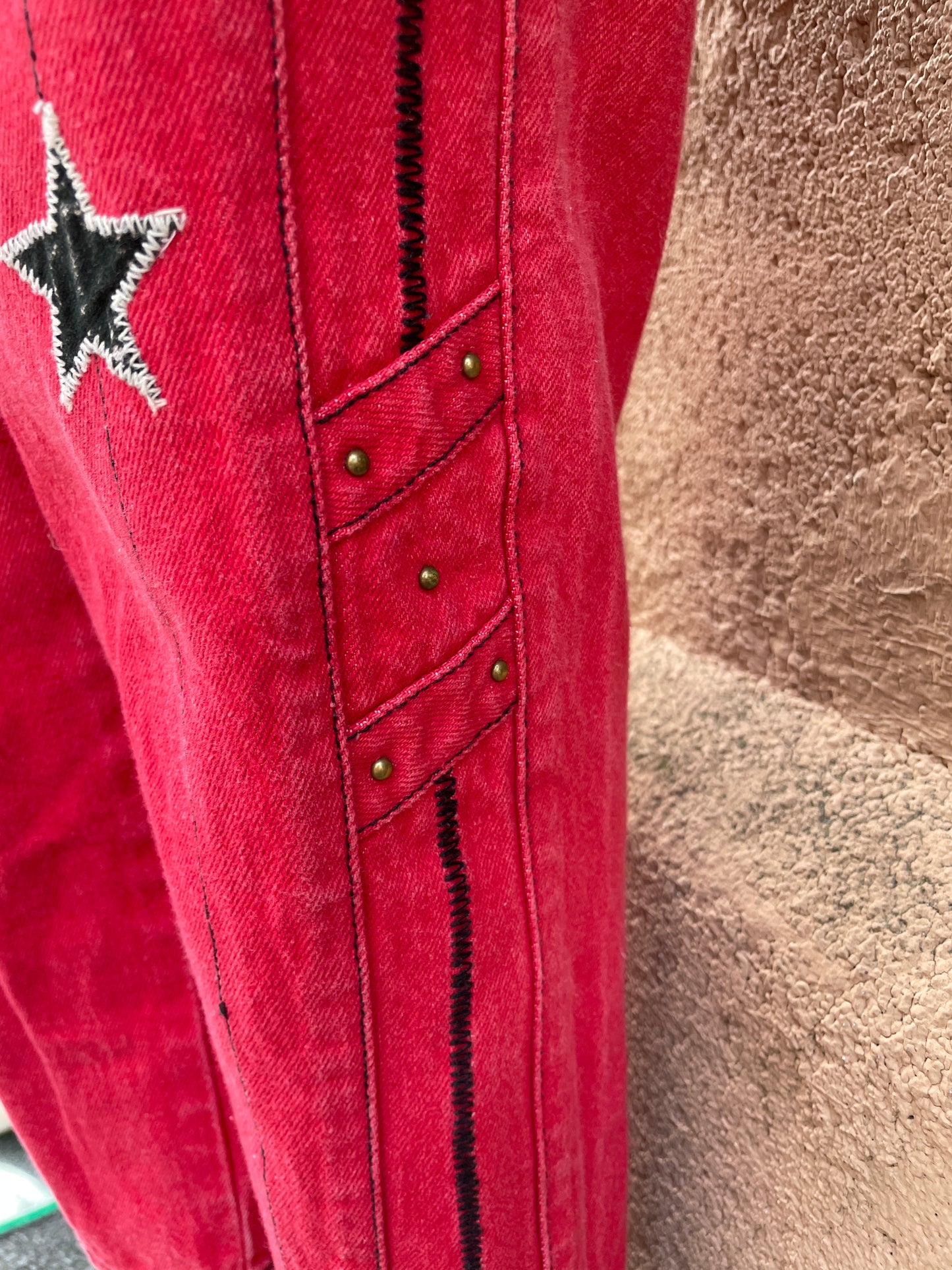 Fesche 80s/90s Denimpants mit funky Applikationen und Nieten