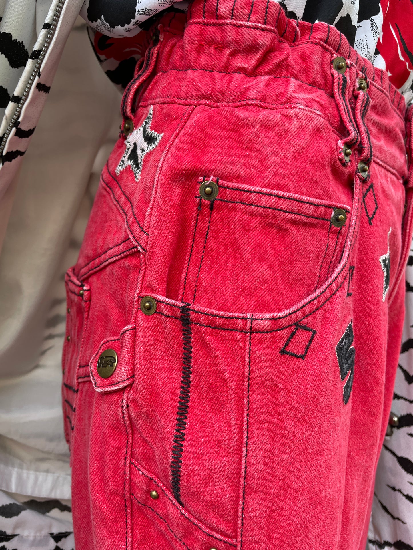 Fesche 80s/90s Denimpants mit funky Applikationen und Nieten