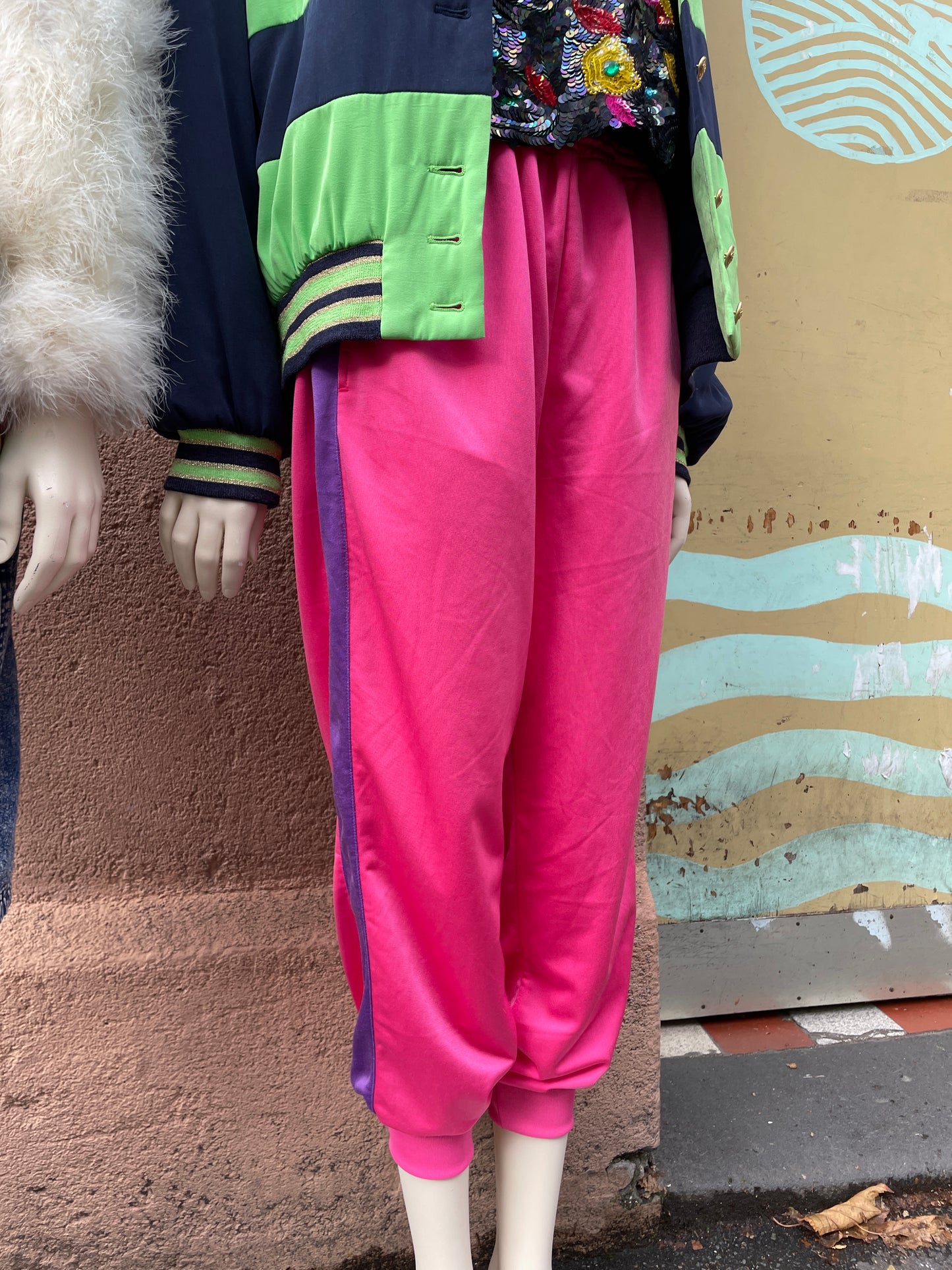 Pinke Jogginghose mit Lila Seitenstreifen