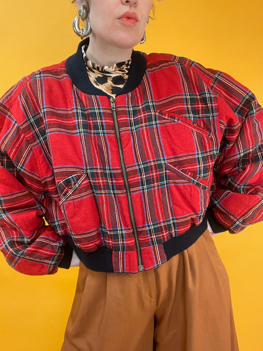 Herbstliche Bomberjacke mit Karomuster