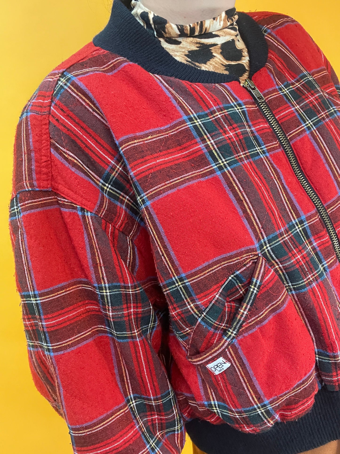 Herbstliche Bomberjacke mit Karomuster