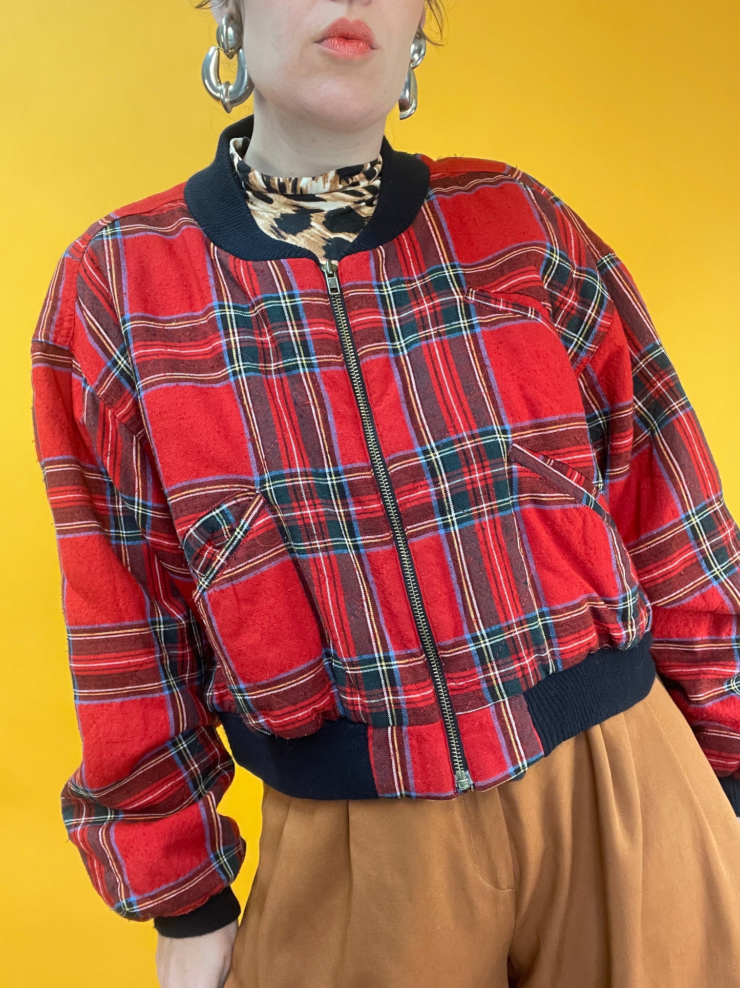 Herbstliche Bomberjacke mit Karomuster