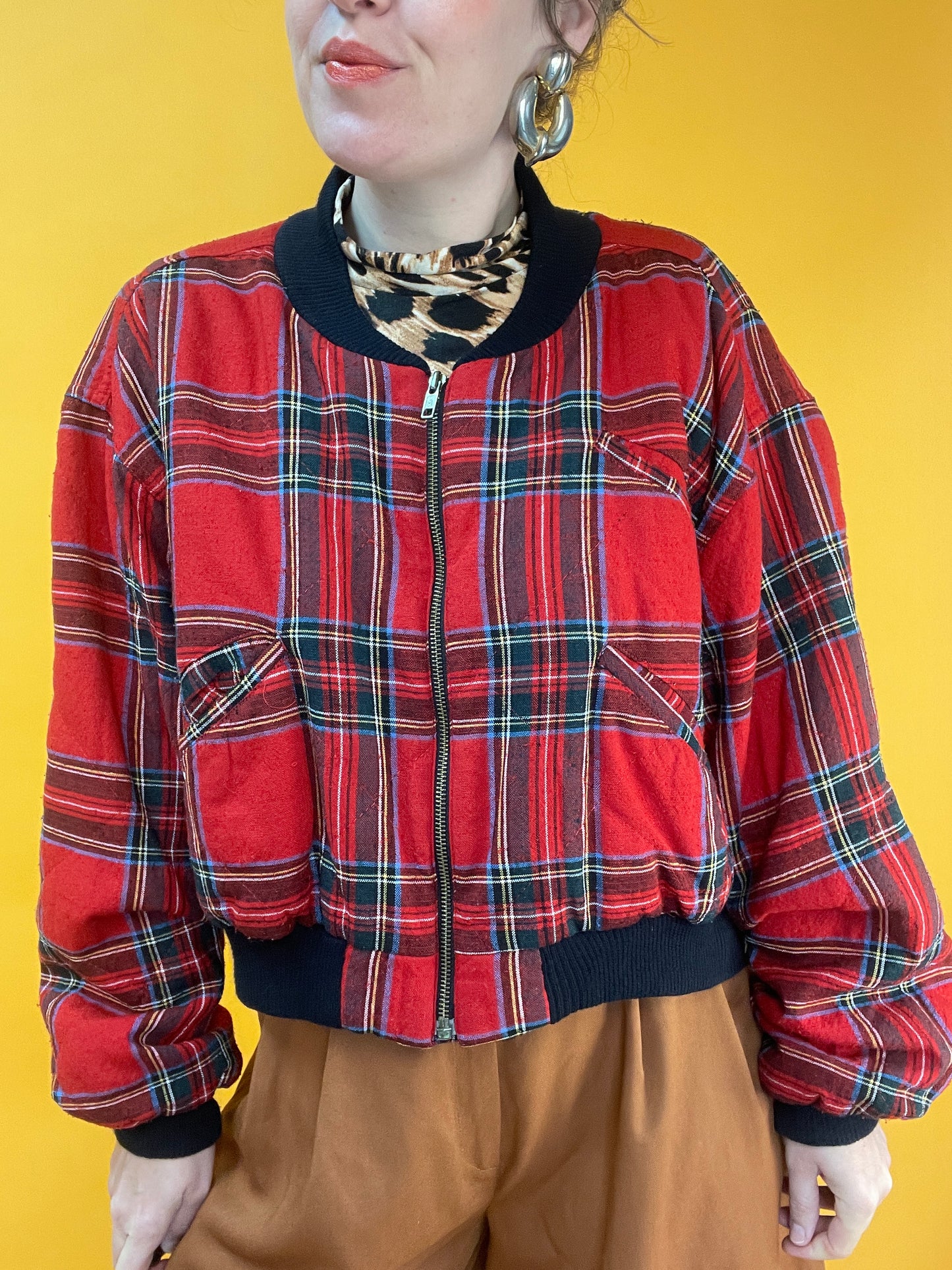 Herbstliche Bomberjacke mit Karomuster