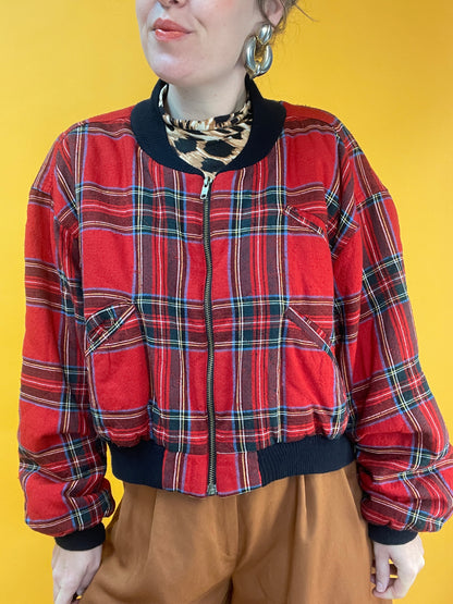 Herbstliche Bomberjacke mit Karomuster