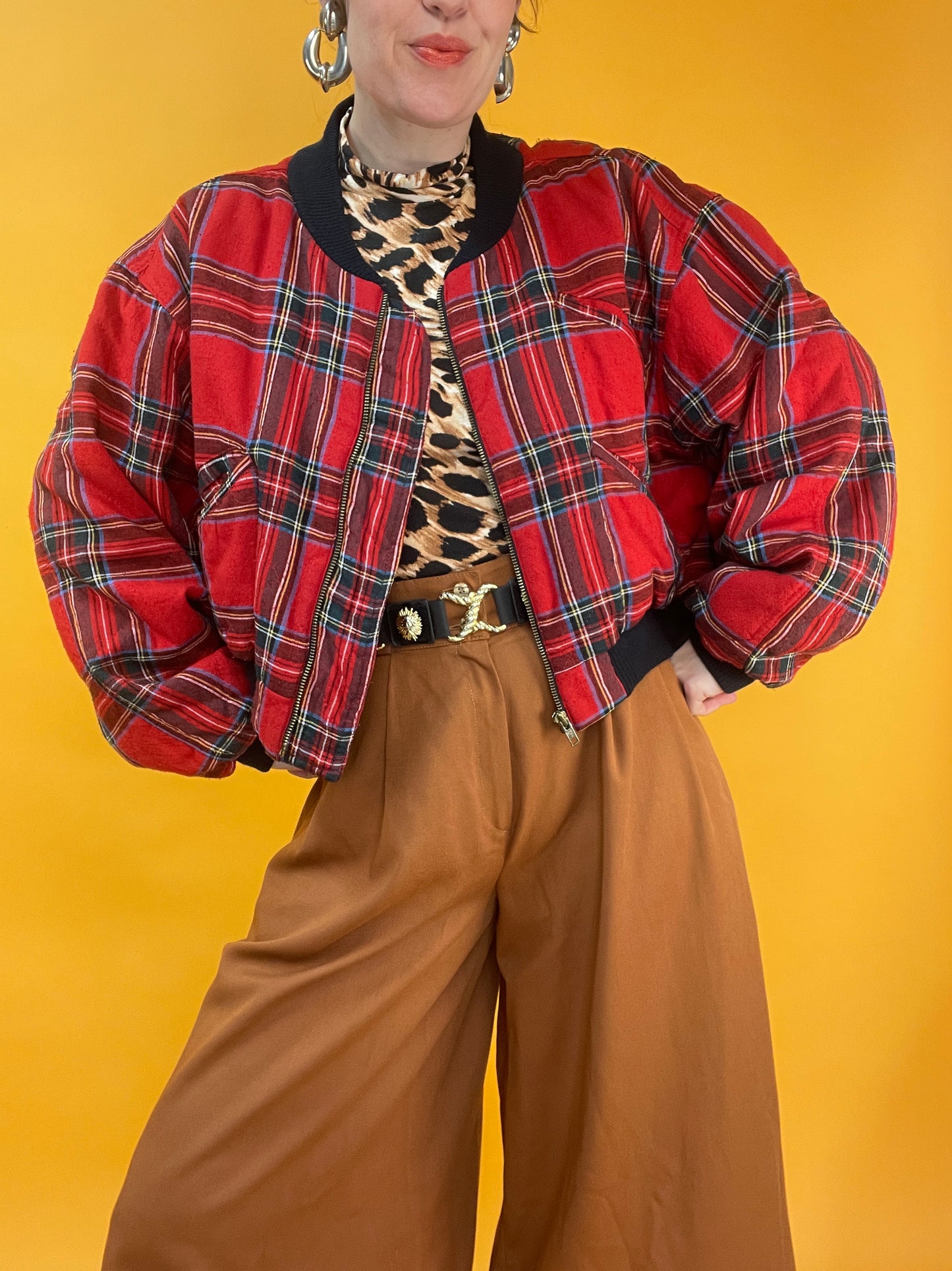 Herbstliche Bomberjacke mit Karomuster