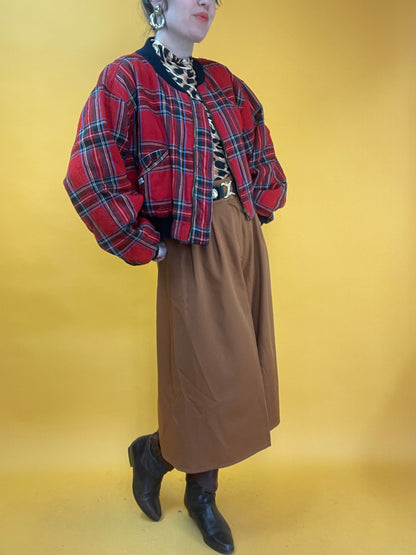 Herbstliche Bomberjacke mit Karomuster
