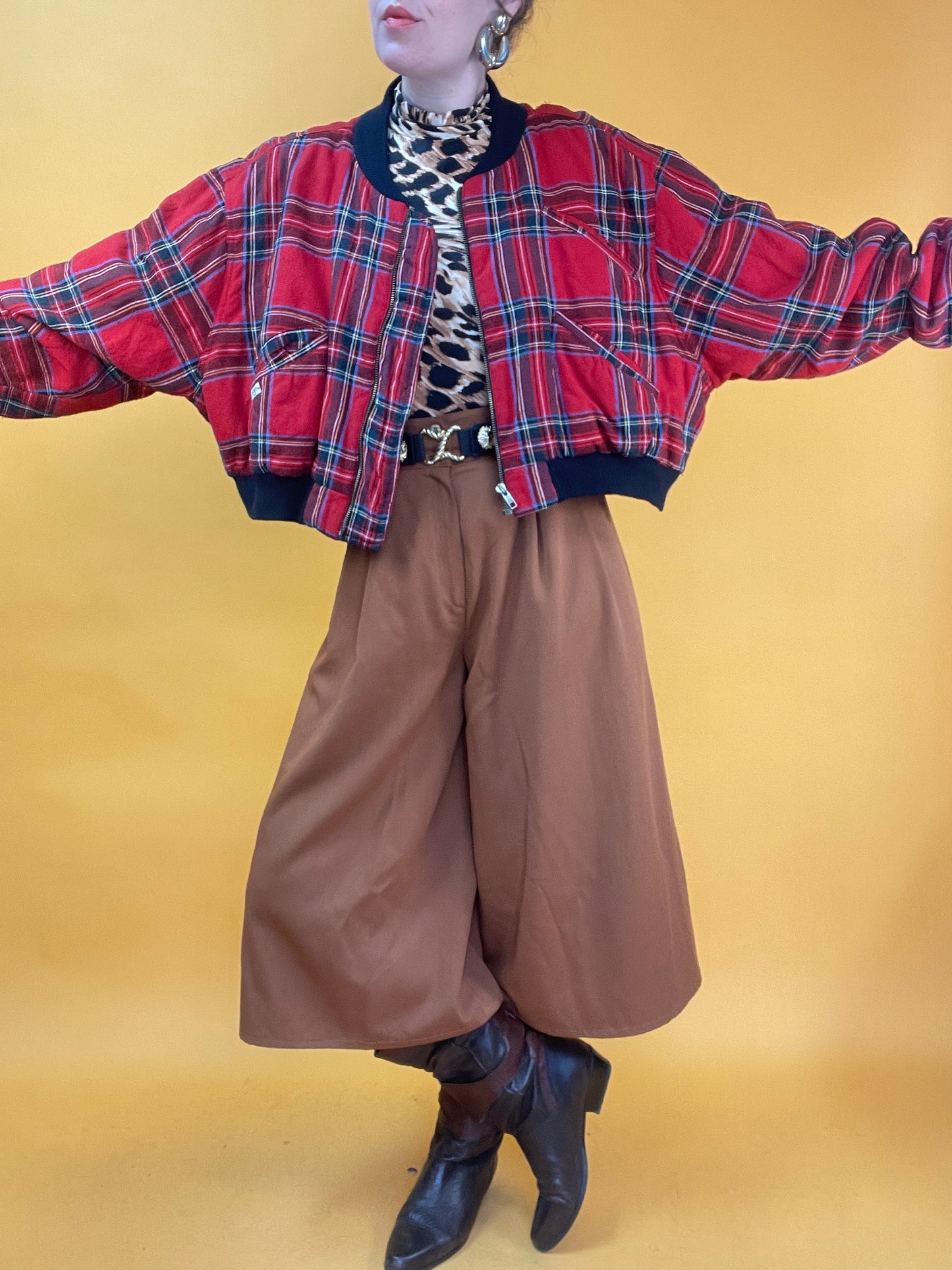 Herbstliche Bomberjacke mit Karomuster