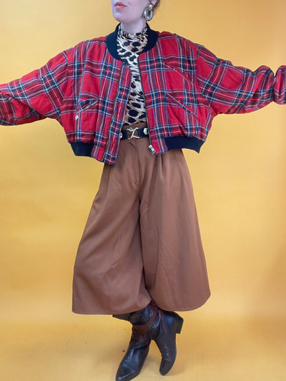 Herbstliche Bomberjacke mit Karomuster