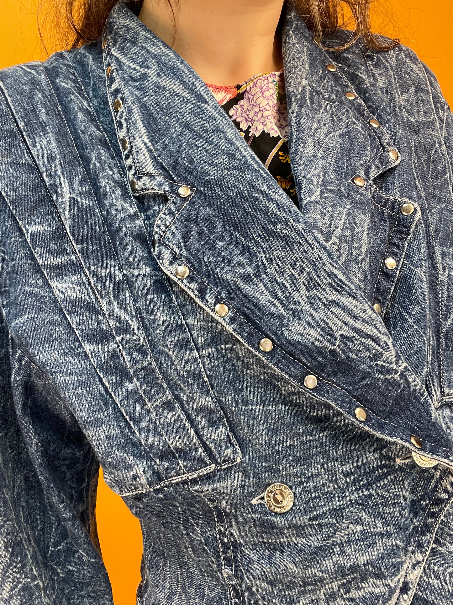 80s Cropped Denimjacke mit Nietenbesatz und Falten