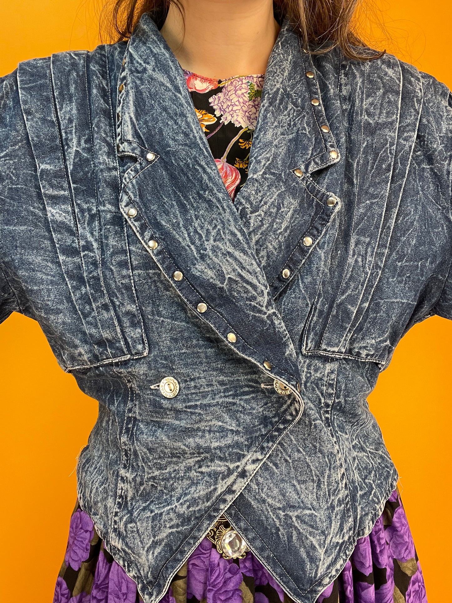 80s Cropped Denimjacke mit Nietenbesatz und Falten