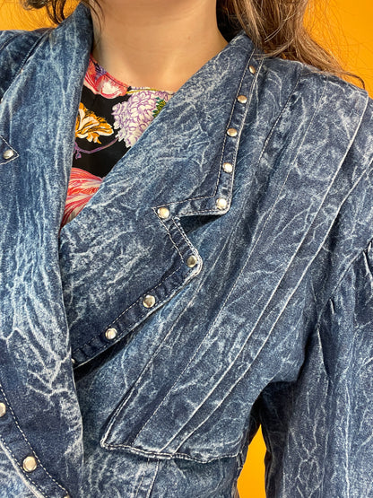 80s Cropped Denimjacke mit Nietenbesatz und Falten