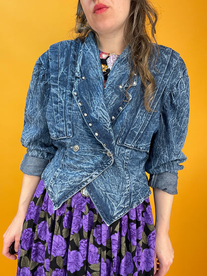 80s Cropped Denimjacke mit Nietenbesatz und Falten