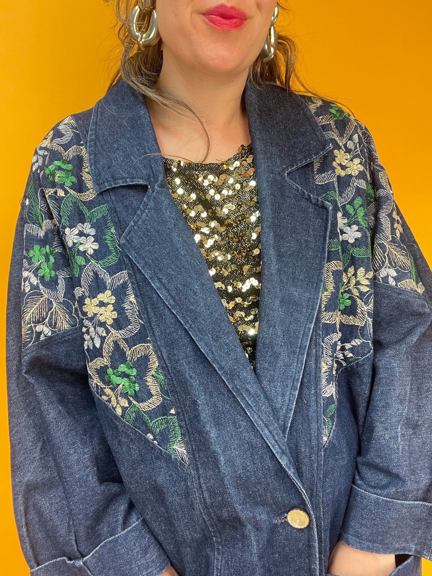 Dünne 80s Jeansjacke mit goldglänzender Blumenbestickung