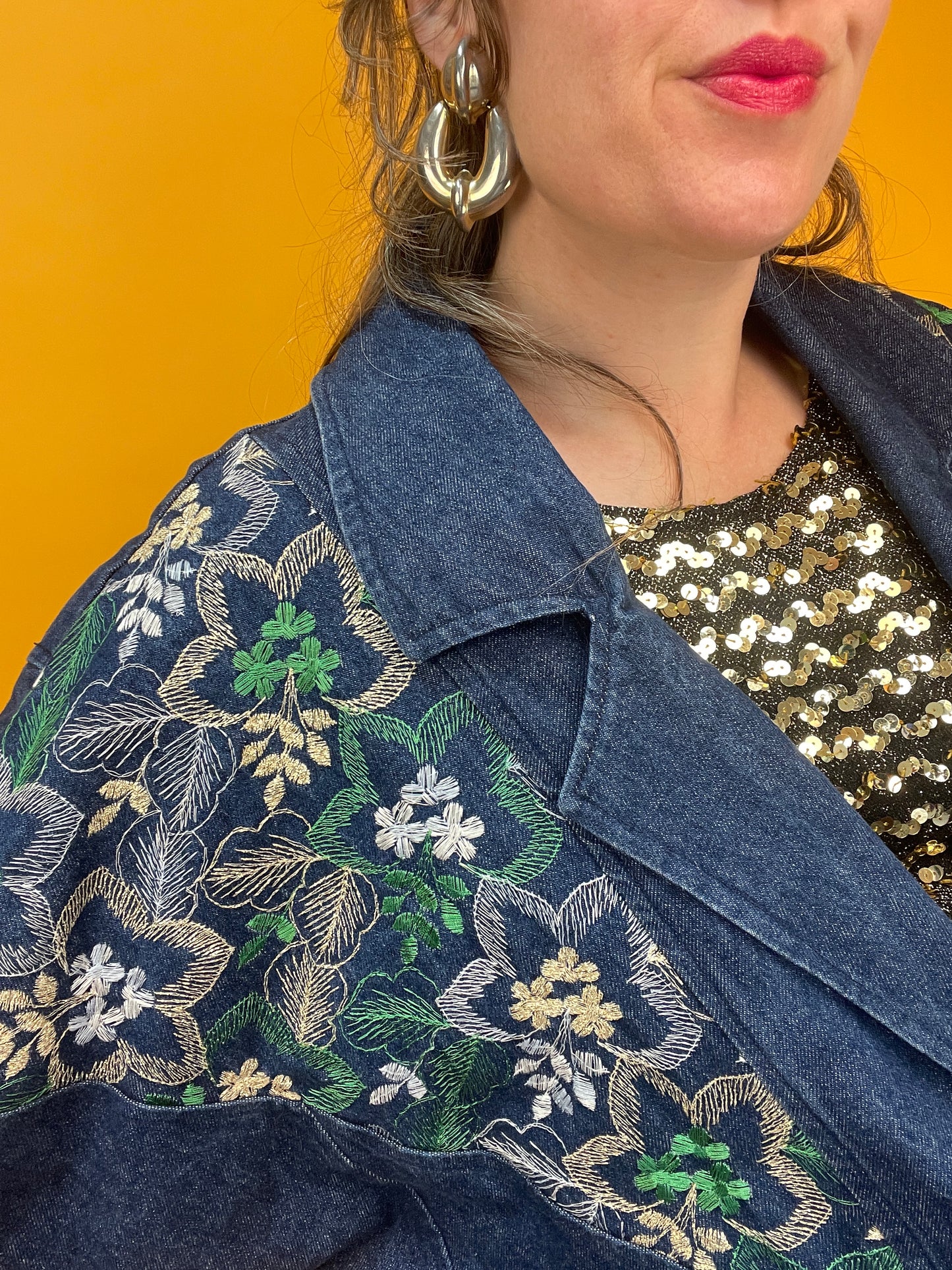 Dünne 80s Jeansjacke mit goldglänzender Blumenbestickung