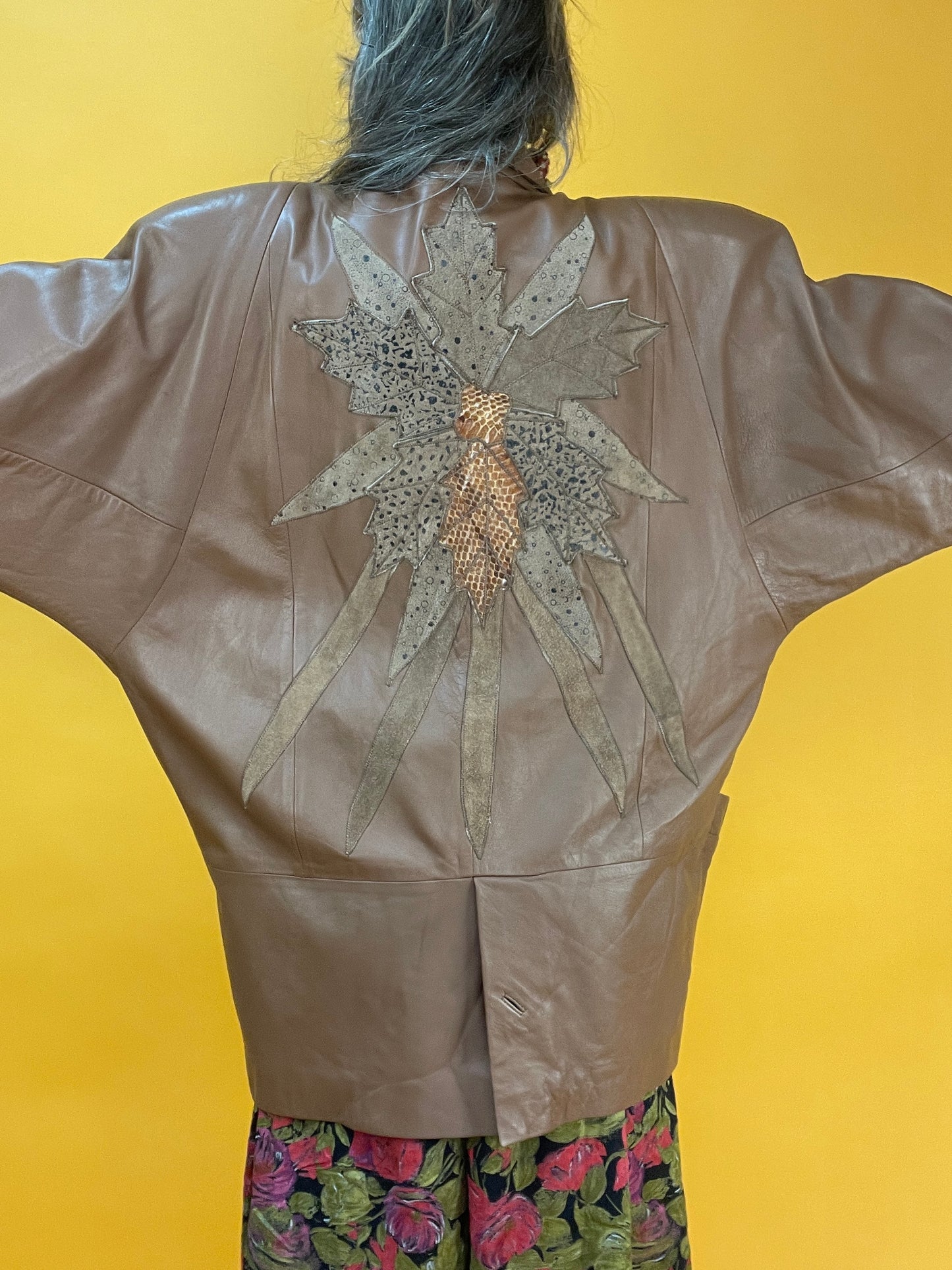 Cognacbraune 80s Lederjacke mit fetten Applikationen