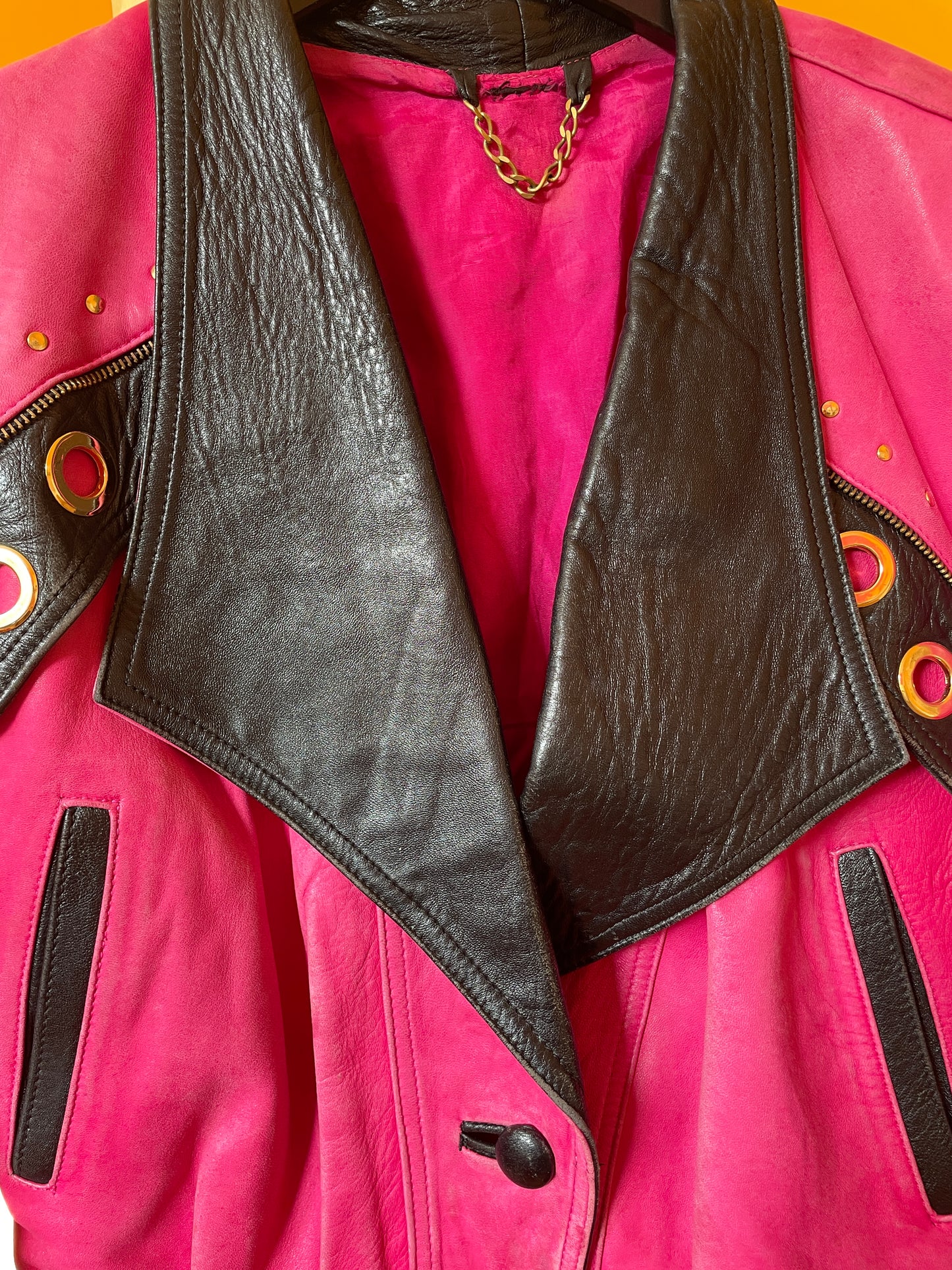 Pinke 80s/90s Lederjacke mit edgy Details