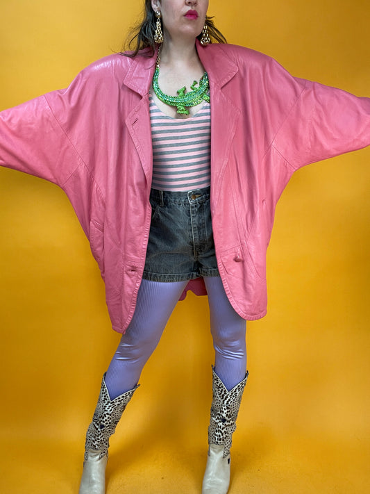 Pinke 80s Lederjacke mit XXL Fledermausärmeln