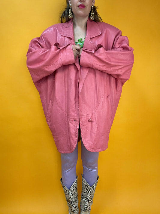 Pinke 80s Lederjacke mit XXL Fledermausärmeln