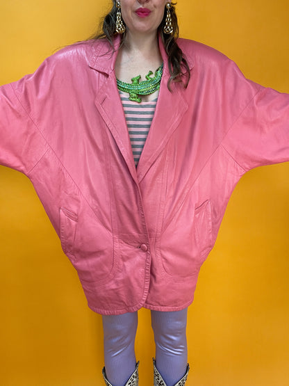 Pinke 80s Lederjacke mit XXL Fledermausärmeln
