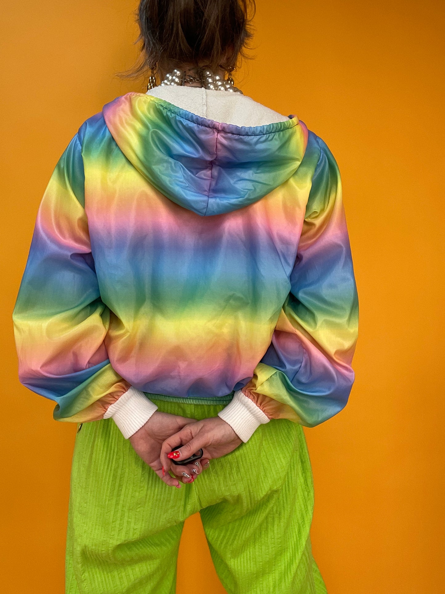 80s Banger: dünne Regenbogen-Regenjacke mit Kapuze