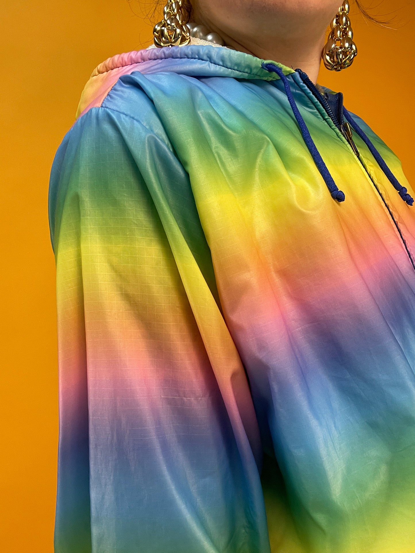 80s Banger: dünne Regenbogen-Regenjacke mit Kapuze