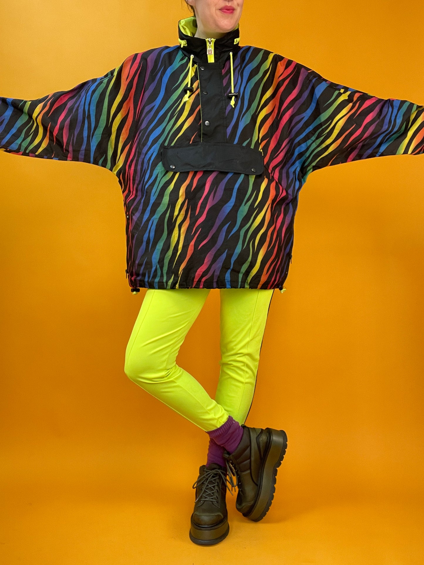 80s/90s Regenbogen-Windbreaker mit integrierter Taschenfunktion